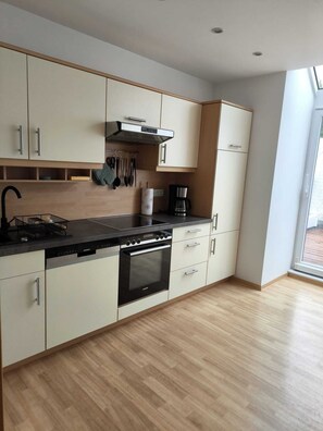 冷蔵庫、電子レンジ、オーブン、コンロ