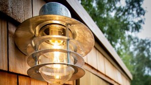 A wooden structure with a metal-framed light fixture and a round window. - Wonderful  villa for 4 people with WIFI and pets allowed (Crowborough)