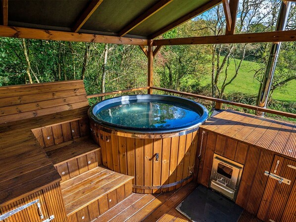 Terrace/patio - Stunning villa for 4 guests with hot tub, WIFI and terrace (Crowborough)