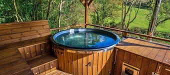 Stunning  villa for 4 guests with WIFI, hot tub and terrace