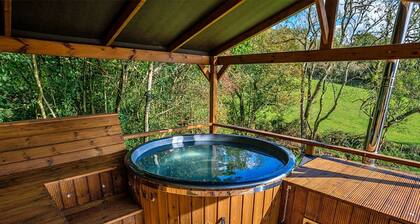 Stunning villa for 4 guests with WIFI, hot tub and terrace