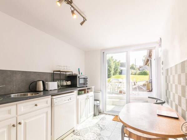 Fridge, microwave, dishwasher, coffee/tea maker