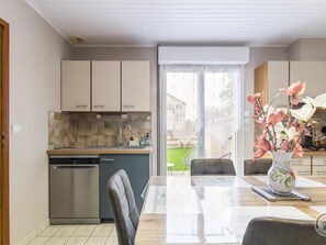 Réfrigérateur, four à micro-ondes, lave-vaisselle, cafetière-théière