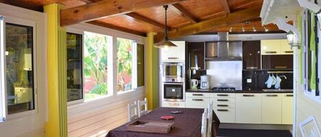 Een koelkast, een magnetron, een oven, een vaatwasser