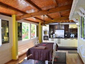 Een koelkast, een microgolfoven, een oven, een vaatwasser