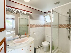 A bathroom with a sink, mirror, toilet, and shower. - Creole Home for 6 in Saint-Leu with Bay View (Saint-Leu)