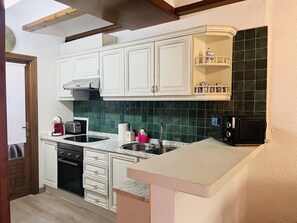 Fridge, microwave, oven, coffee/tea maker