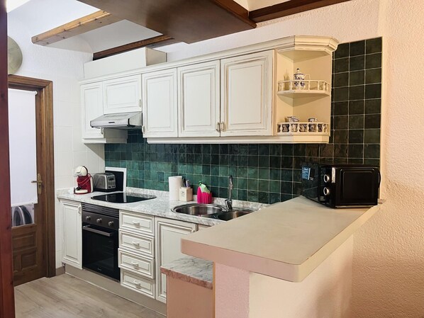 Fridge, microwave, oven, coffee/tea maker