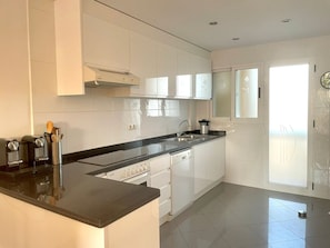 Kühlschrank, Mikrowelle, Ofen, Geschirrspüler
