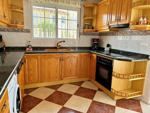 Fridge, microwave, oven, dishwasher - Cozy Villa in Els Poblets (Denia)