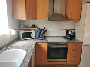 Kühlschrank, Mikrowelle, Ofen, Geschirrspüler