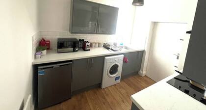 Room-comfort Room Near Salford Uni- Sams