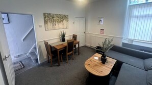 Unclassified image, 4 of 29, button - Room-comfort Room Near Salford Uni- Sams (Salford)