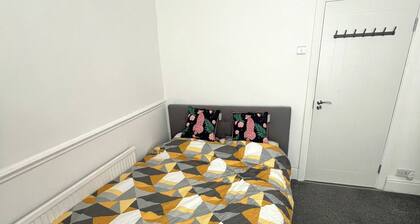 Room-comfort Room Near Salford Uni- Sams
