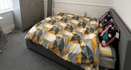Room-comfort Room Near Salford Uni- Sams