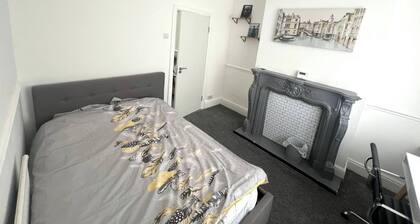 Room-comfort Room Near Salford Uni- Sams