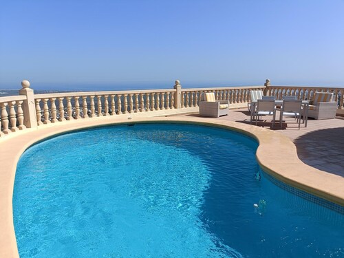 Spacious villa in El Ràfol d'Almúnia
