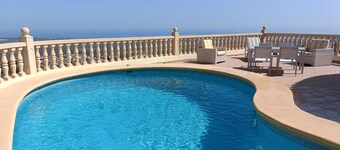 Spacious villa in El Ràfol d'Almúnia
