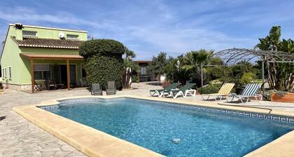 Spacious chalet for 11, private pool, pet-friendly, near the sea