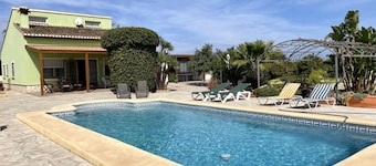 Chalet spacieux pour 11 pers, piscine privée, animaux bienvenus, proche mer