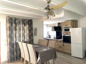 Réfrigérateur, micro-ondes, four, cafetière/bouilloire