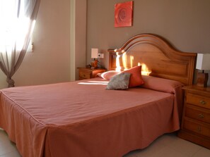 3 bedrooms, WiFi, bed sheets - Seafront apartment with pool and parking in Denia - Sleeps 8 (Denia)