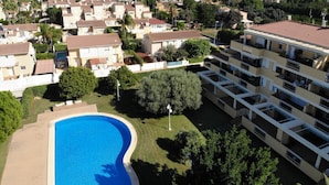A residential area with a swimming pool, apartment buildings, and a view of the sea. - Charming 3-bedroom apartment with terrace and garden access in Denia (Denia)