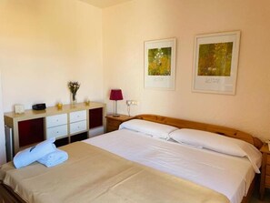 2 bedrooms, WiFi, bed sheets - Cozy Townhouse in Quiet Area (Denia)