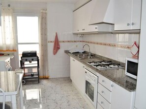 Kjøleskap, mikrobølgeovn, ovn og oppvaskmaskin