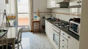 Wasserkocher mit Kaffee-/Teezubehör, Kühlschrank, Mikrowelle, Ofen