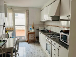 Wasserkocher mit Kaffee-/Teezubehör, Kühlschrank, Mikrowelle, Ofen