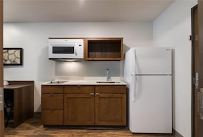 Kühlschrank, Mikrowelle, Herdplatte