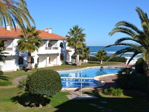 Pool - Beachfront Apartment in Denia (Denia)