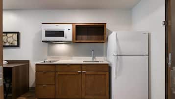 Refrigerador, microondas y parrilla de estufa