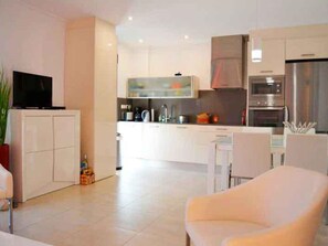 Kühlschrank, Mikrowelle, Ofen, Geschirrspüler