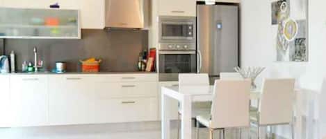 Réfrigérateur, micro-ondes, four, lave-vaisselle