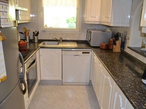 Kühlschrank, Mikrowelle, Ofen, Geschirrspüler