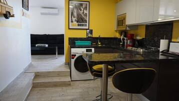 Een koelkast, een magnetron, een koffiezetapparaat/waterkoker