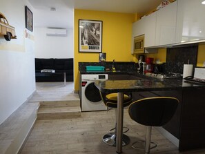 Kühlschrank, Mikrowelle, Wasserkocher mit Kaffee-/Teezubehör, Toaster