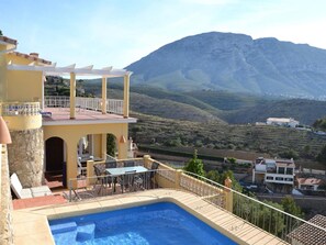 Outdoor dining - Bright chalet in Denia with private pool, Wi-Fi and parking (Denia)