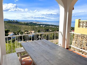 Outdoor dining - Bright chalet in Denia with private pool, Wi-Fi and parking (Denia)