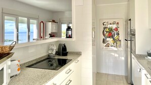 Fridge, microwave, oven, dishwasher - Bright chalet in Denia with private pool, Wi-Fi and parking (Denia)