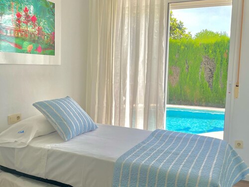 Modern house near beach, pool, WiFi, air conditioning