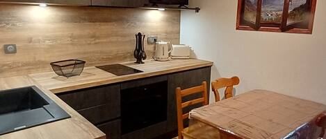 Kjøleskap, mikrobølgeovn, kaffetrakter/tekoker og brødrister