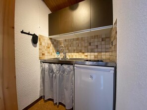 Fridge, microwave, dishwasher, coffee/tea maker