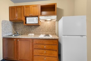 Frigorífico, microondas, placa de cocina y utensilios de cocina