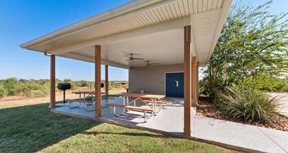 3 Units | Pleasanton, TX Stay with Kitchen