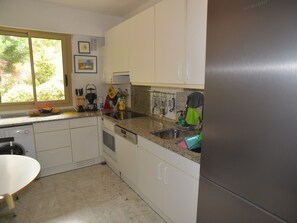 Fridge, dishwasher