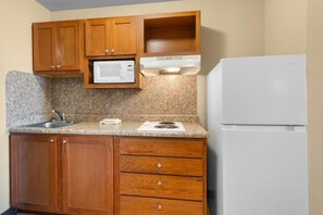 Frigorífico, microondas, placa de cocina y utensilios de cocina