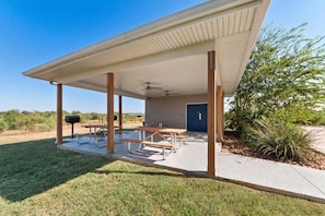 Outdoor dining - Modern Kitchen Suite | 1 King Bed | Pleasanton TX Center (Pleasanton)
